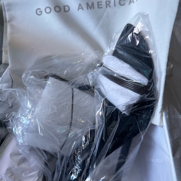 Good American Cinder-F*cking-Rella Wedge in Neoprene Black. - Picture 4 of 6